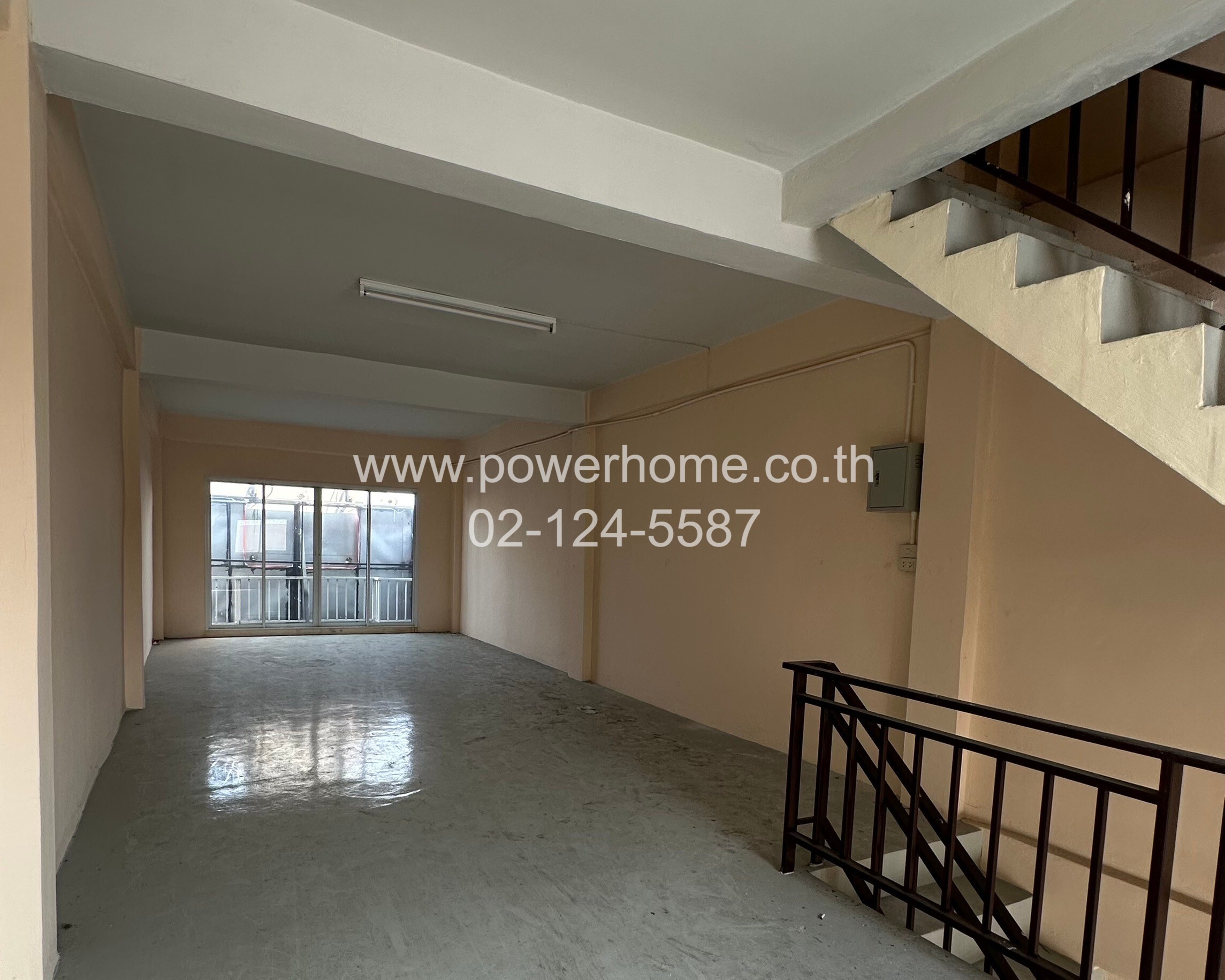 4.5-storey commercial building, Mongmee Nakhon Project
